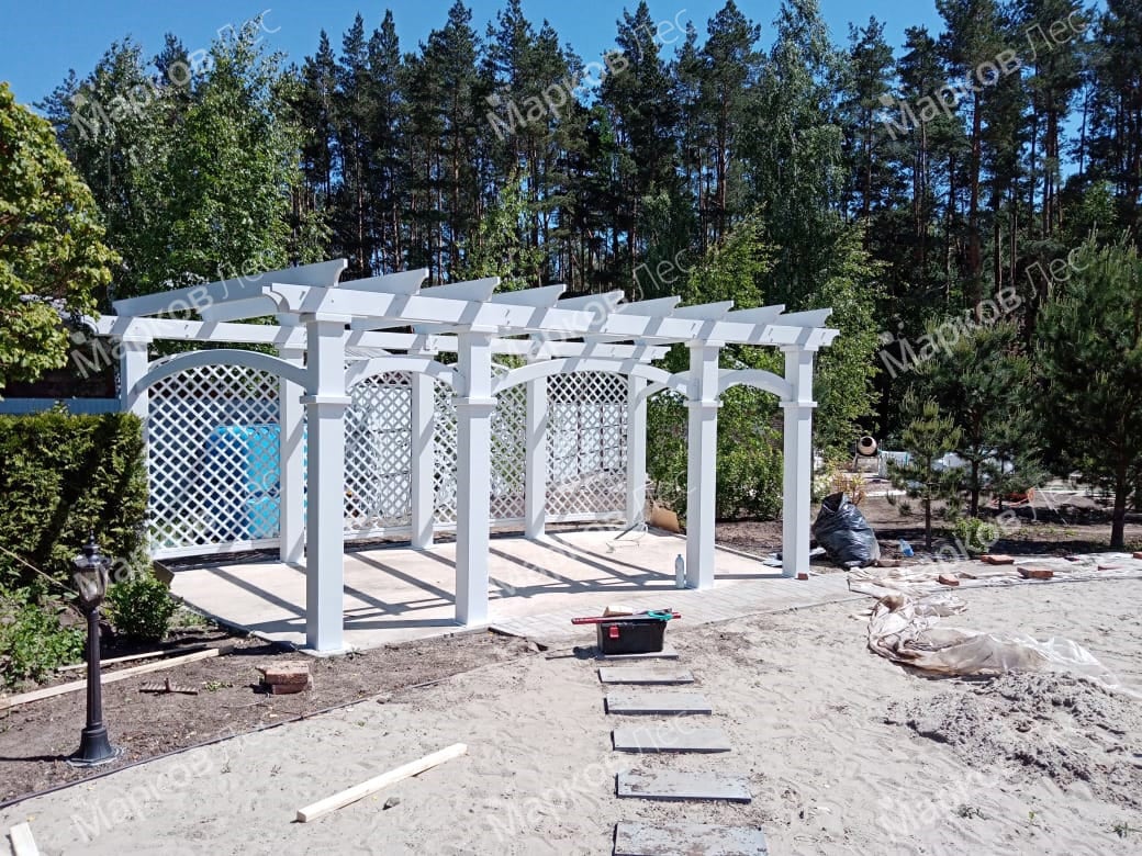 Белая деревянная пергола
