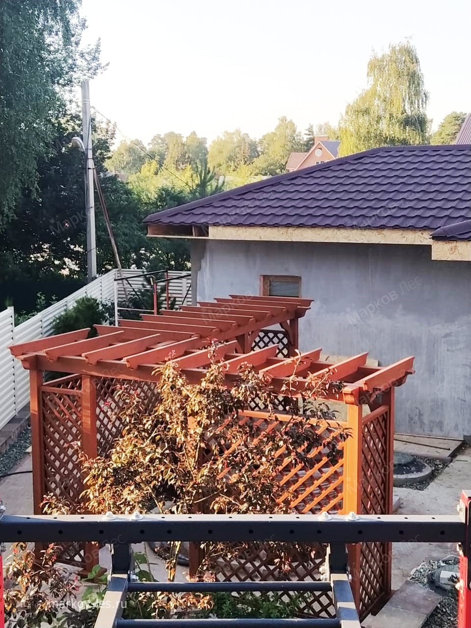 Угловая пергола из дерева